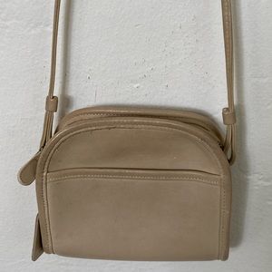 Cute Coach neutral crossbody!